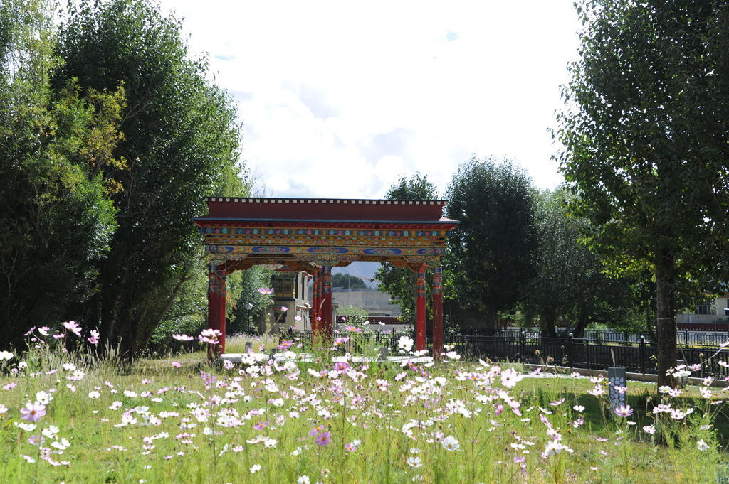 Wanrun International Resort Hotel In Tibet Xigaze Bagian luar foto